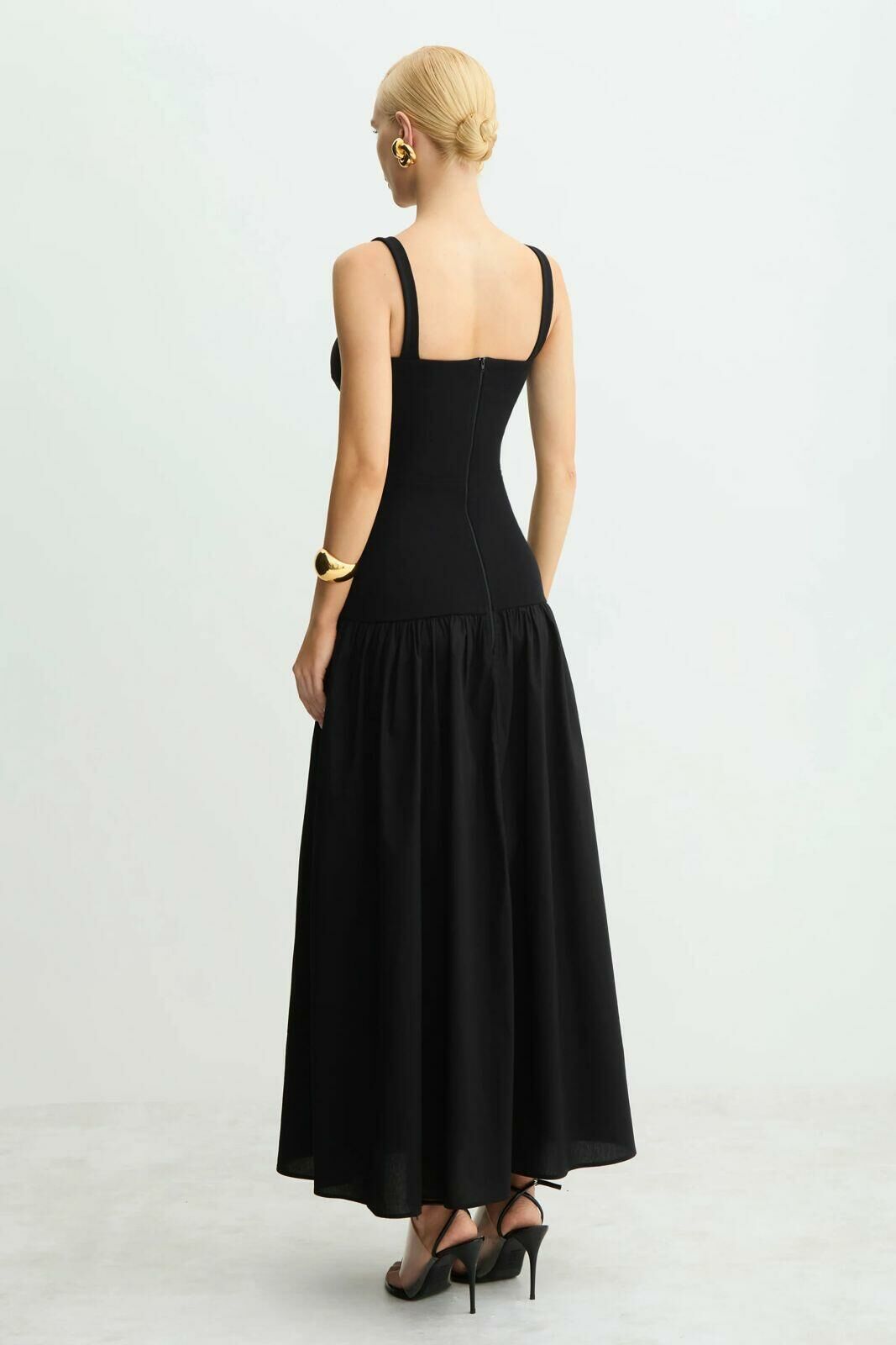 Imagem de Vestido Mídi Corpo Ajustado e Alongado Com Saia Ampla Preto Zen